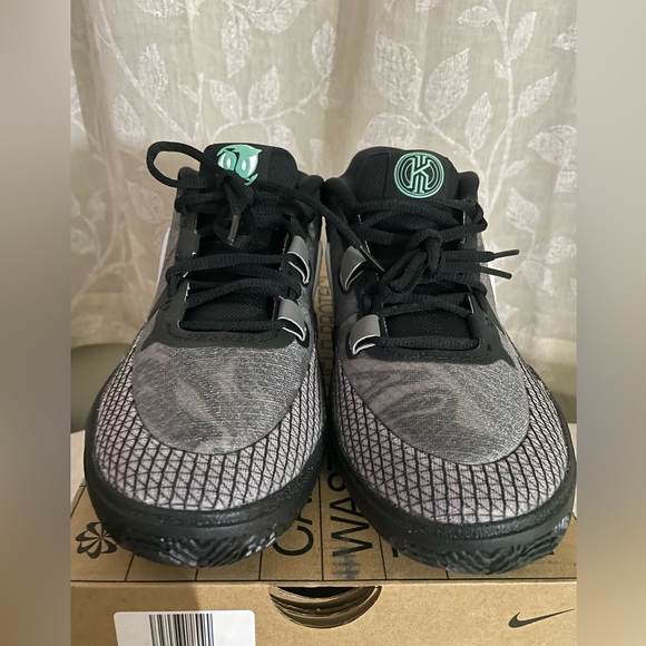 *New* Nike Kyrie Irving Shoes (Size 6 / 5Y) - Picture 1 of 5